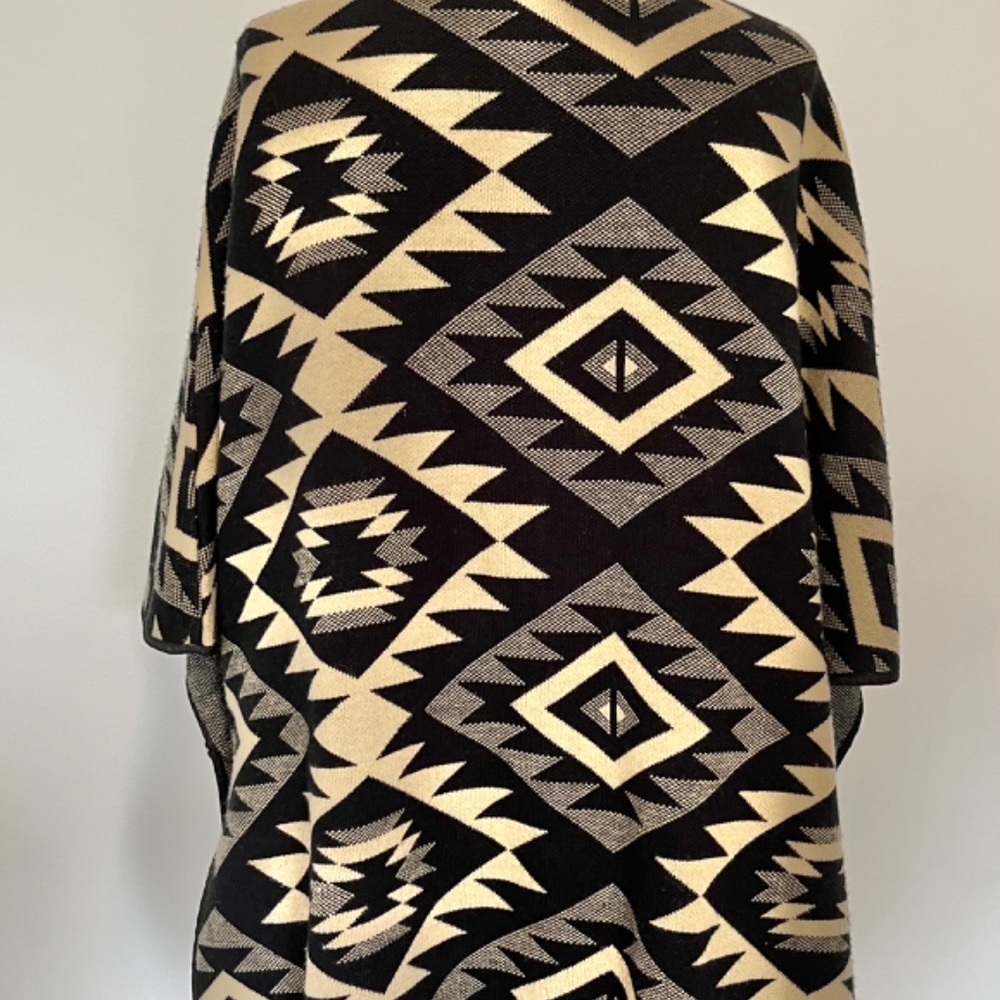 Knit poncho - Picture 2 of 2
